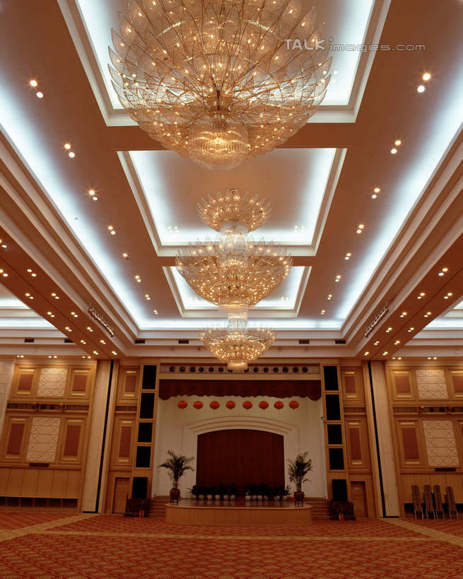 无人,会议室,竖图,室内,白天,仰视,奢侈,时尚,植物,天花板,照明,开会,会议,盆栽,墙,走道,走廊,过道,灯光,盆景,水晶,豪华,吊灯,水晶灯,墙壁,墙面,灯,绿色,自然,灯具,会议厅,生长,成长,华丽,照亮,照明设备,高贵,水晶吊灯,水晶制品,富丽,华美,彩图,低角度拍摄,水晶石,奢华,szzm1