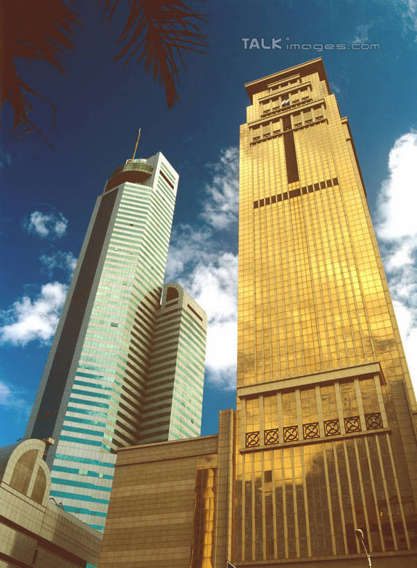 无人,高楼大厦,竖图,室外,白天,仰视,度假,美景,植物,城市风光,城市,大厦,建筑,摩天大楼,深圳,中国,亚洲,阴影,光线,影子,景观,云,云朵,建筑群,云彩,娱乐,建设,树,树木,蓝色,绿色,白云,蓝天,天空,阳光,自然,天,享受,休闲,景色,放松,生长,晴朗,成长,东亚,广东,鹏城,广东省,中华人民共和国,华南地区,粤,深圳市,晴空,彩图,低角度拍摄,大楼,高层建筑,高楼,摩天楼,szzm1