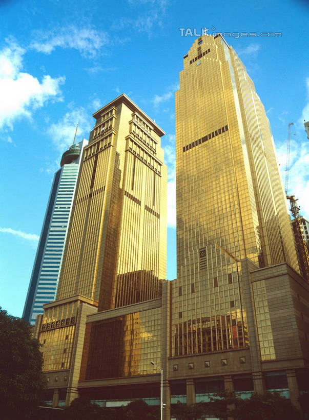 无人,高楼大厦,竖图,室外,白天,仰视,度假,美景,植物,城市风光,城市,大厦,建筑,摩天大楼,深圳,中国,亚洲,阴影,光线,影子,景观,云,云朵,建筑群,云彩,娱乐,建设,树,树木,蓝色,绿色,白云,蓝天,天空,阳光,自然,天,享受,休闲,景色,放松,生长,晴朗,成长,东亚,广东,鹏城,广东省,中华人民共和国,华南地区,粤,深圳市,晴空,彩图,低角度拍摄,大楼,高层建筑,高楼,摩天楼,szzm1