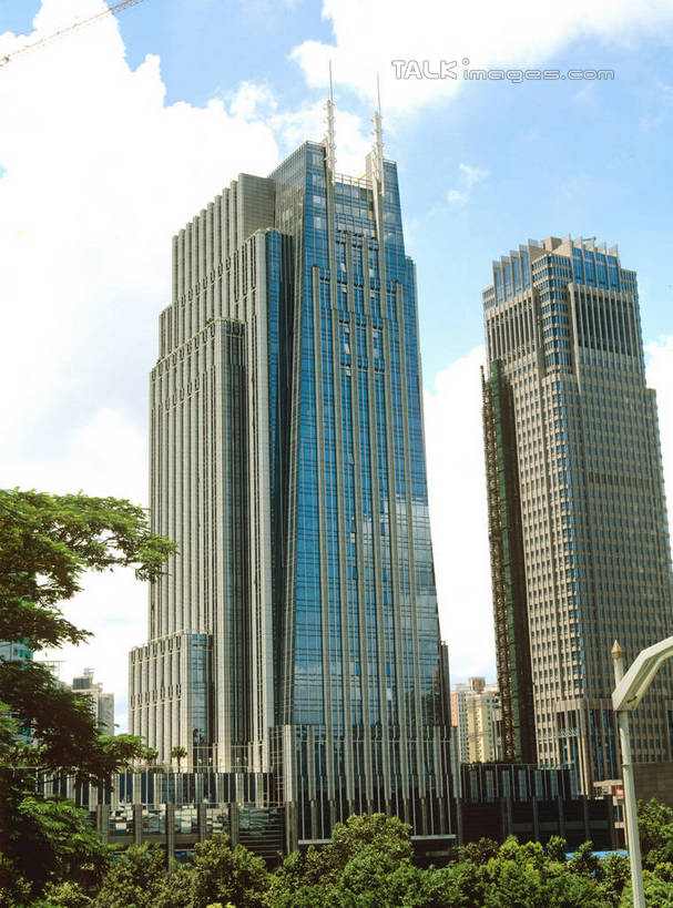 无人,高楼大厦,竖图,室外,白天,仰视,度假,美景,植物,城市风光,城市,大厦,建筑,摩天大楼,深圳,中国,亚洲,阴影,光线,影子,景观,云,云朵,建筑群,云彩,娱乐,建设,树,树木,蓝色,绿色,白云,蓝天,天空,阳光,自然,天,享受,休闲,景色,放松,生长,晴朗,成长,东亚,广东,鹏城,广东省,中华人民共和国,华南地区,粤,深圳市,晴空,彩图,低角度拍摄,大楼,高层建筑,高楼,摩天楼,szzm1