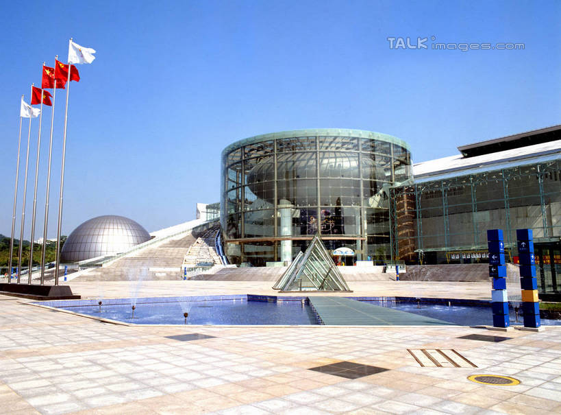 无人,高楼大厦,横图,室外,白天,正面,旅游,度假,办公楼,标志建筑,大厦,地标,建筑,摩天大楼,写字楼,旗帜,国旗,深圳,中国,亚洲,阴影,飘扬,光线,影子,娱乐,建设,五星红旗,蓝色,蓝天,天空,阳光,楼宇,天,享受,休闲,旅游胜地,商务楼,放松,晴朗,飘逸,飞扬,中国国旗,东亚,广东,鹏城,广东省,万里无云,中华人民共和国,华南地区,粤,深圳市,旗,晴空,晴空万里,彩图,大楼,高层建筑,高楼,摩天楼,红地五星旗,中华人民共和国国旗,szzm1