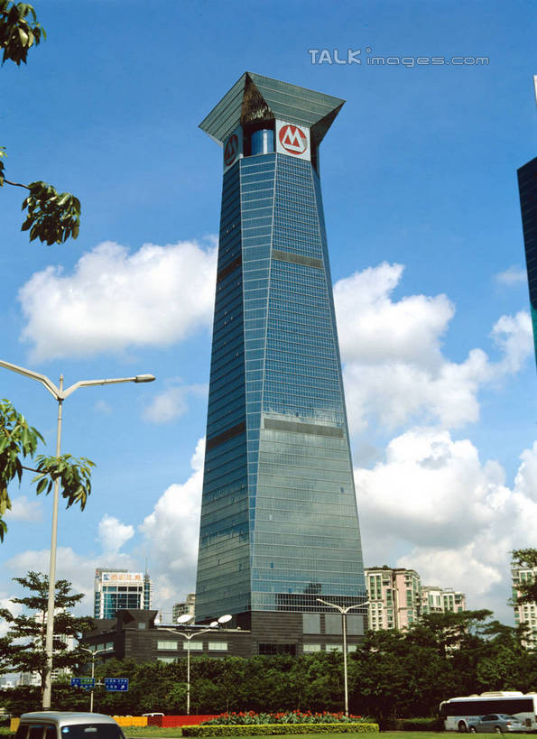 无人,银行,高楼大厦,竖图,室外,白天,仰视,旅游,度假,办公楼,植物,标志建筑,大厦,道路,地标,建筑,路,路灯,摩天大楼,写字楼,公路,汽车,照明,深圳,中国,亚洲,阴影,光线,影子,灯光,交通,娱乐,建设,车,灯,树,树木,蓝色,绿色,蓝天,天空,阳光,自然,楼宇,交通工具,轿车,天,享受,休闲,旅游胜地,商务楼,放松,金融,理财,生长,经济,晴朗,成长,照亮,资金,照明设备,载具,流通,贸易,招商银行,东亚,广东,鹏城,广东省,万里无云,中华人民共和国,华南地区,粤,深圳市,晴空,晴空万里,马路,彩图,低角度拍摄,大楼,高层建筑,高楼,摩天楼,机构,金融机构,szzm1