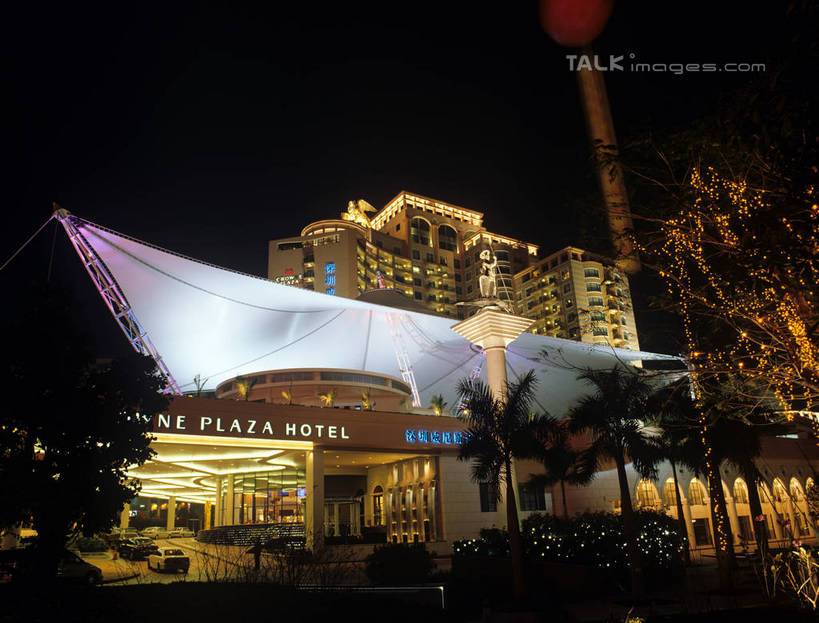 无人,宾馆,高楼大厦,横图,室外,夜晚,仰视,度假,美景,植物,城市风光,城市,大厦,建筑,酒店,摩天大楼,夜景,棕榈树,叶子,深圳,中国,亚洲,阴影,光线,影子,景观,灯光,绿叶,娱乐,建设,树,树木,绿色,自然,享受,休闲,嫩叶,景色,放松,生长,成长,旅社,深圳威尼斯酒店,东亚,棕榈叶,广东,广东省,中华人民共和国,华南地区,粤,深圳市,叶,叶片,棕树,棕榈,彩图,低角度拍摄,大楼,高层建筑,高楼,客店,客栈,旅店,旅馆,摩天楼,商旅,南山区,szzm1