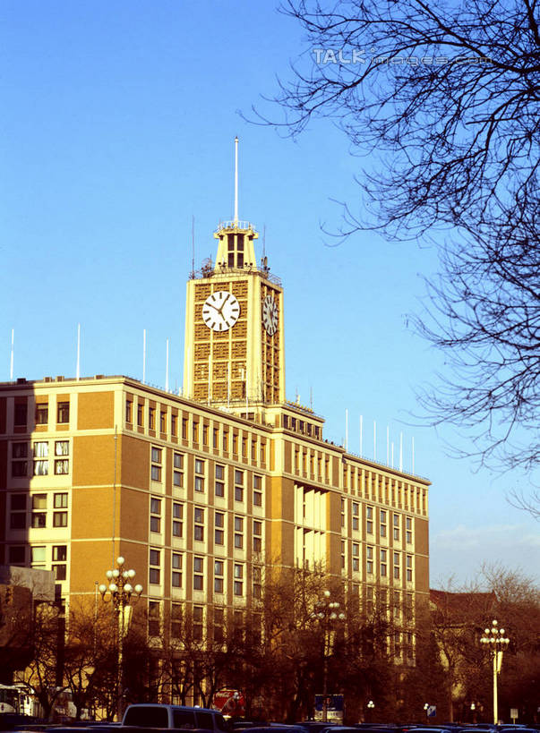 无人,高楼大厦,竖图,室外,白天,正面,度假,美景,植物,城市风光,城市,大厦,道路,建筑,路,摩天大楼,公路,上海,中国,亚洲,阴影,时间,光线,时钟,影子,景观,钟楼,枝条,交通,计时,娱乐,树,树木,树枝,蓝色,绿色,蓝天,天空,阳光,自然,钟表,天,享受,休闲,表,景色,放松,生长,晴朗,成长,申,黄浦区,东亚,上海海关大楼,海关大楼,中山东一路,上海市,万里无云,中华人民共和国,沪,华东地区,塔钟,虬枝,枝杈,钟,晴空,晴空万里,马路,彩图,大楼,高层建筑,高楼,摩天楼,szzm1