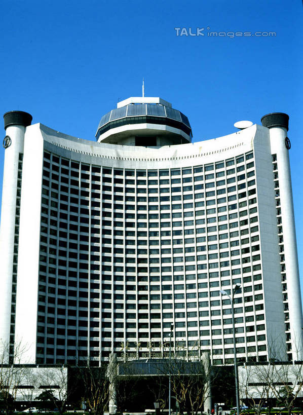 无人,宾馆,高楼大厦,竖图,室外,白天,仰视,度假,美景,城市风光,城市,大厦,建筑,酒店,摩天大楼,上海,中国,亚洲,阴影,光线,影子,景观,娱乐,南京西路,蓝色,蓝天,天空,阳光,天,享受,休闲,景色,放松,晴朗,旅社,申,黄浦区,国际饭店,东亚,上海市,万里无云,中华人民共和国,沪,华东地区,晴空,晴空万里,彩图,低角度拍摄,大楼,高层建筑,高楼,客店,客栈,旅店,旅馆,摩天楼,商旅,上海国际饭店,szzm1