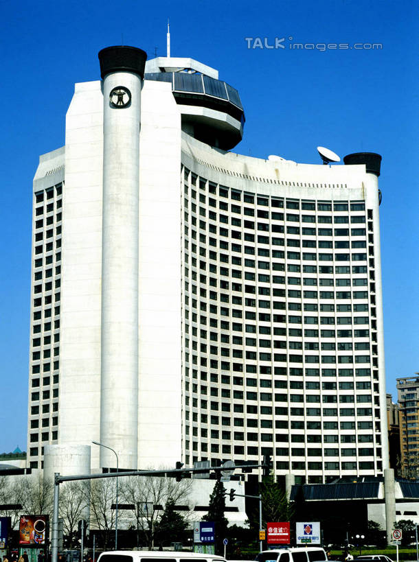 无人,宾馆,高楼大厦,竖图,室外,白天,仰视,度假,美景,植物,城市风光,城市,大厦,建筑,酒店,摩天大楼,上海,中国,亚洲,阴影,光线,影子,景观,娱乐,树,树木,南京西路,蓝色,绿色,蓝天,天空,阳光,自然,天,享受,休闲,景色,放松,生长,晴朗,成长,旅社,申,黄浦区,国际饭店,东亚,上海市,万里无云,中华人民共和国,沪,华东地区,晴空,晴空万里,彩图,低角度拍摄,大楼,高层建筑,高楼,客店,客栈,旅店,旅馆,摩天楼,商旅,上海国际饭店,szzm1