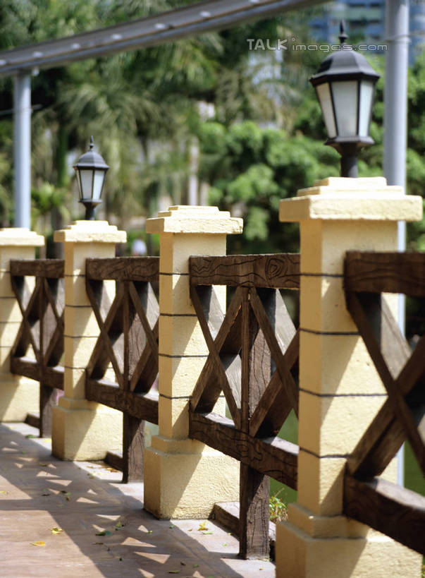 无人,栏杆,竖图,室外,白天,正面,植物,道路,路,阴影,光线,扶手,影子,小路,交通,护栏,树,树木,绿色,阳光,自然,生长,成长,彩图,szzm1