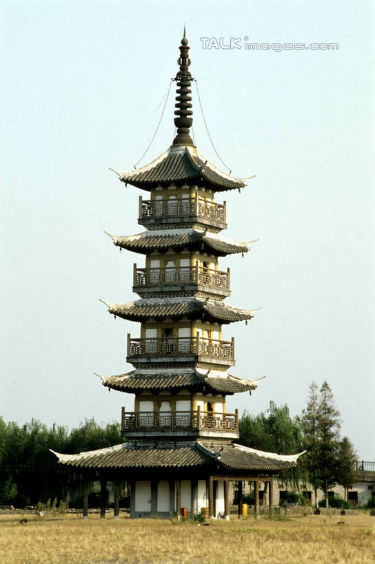 无人,竖图,室外,白天,正面,旅游,度假,草地,草坪,植物,标志建筑,地标,建筑,阴影,光线,影子,塔,娱乐,建设,宝塔,佛塔,草,树,树木,蓝色,绿色,蓝天,天空,阳光,自然,天,享受,休闲,旅游胜地,放松,生长,晴朗,成长,万里无云,浮图,浮屠,晴空,晴空万里,彩图,塔婆,浮图塔,浮头,佛图,szzm1