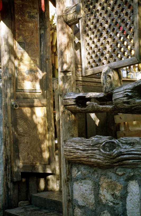 无人,栏杆,竖图,室外,白天,正面,柜子,阴影,朦胧,模糊,反射,影子,栅栏,篱笆,围栏,储物柜,护栏,储存,储备,蕴藏,贮备,彩图,贮存,szzm1