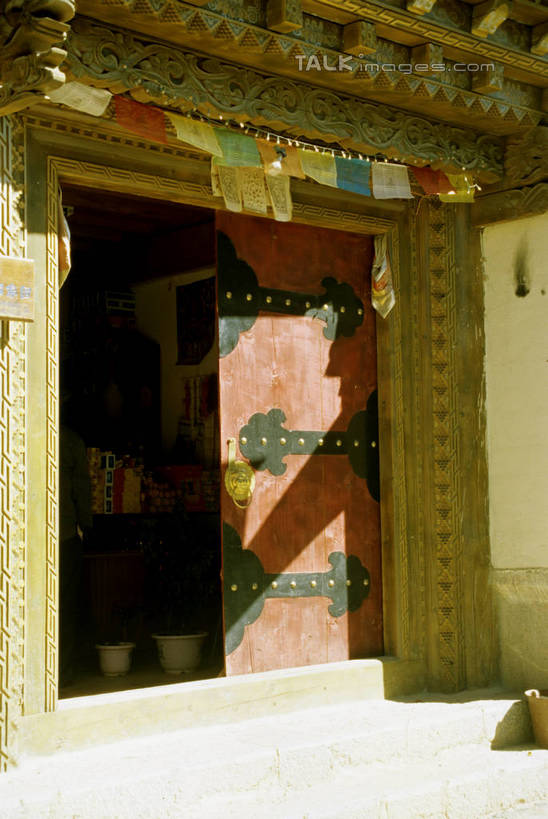 无人,竖图,室外,白天,正面,旅游,度假,名胜古迹,楼梯,门,标志建筑,地标,建筑,雕塑,阴影,遗迹,艺术,装饰,光线,雕刻,雕像,影子,大门,阶梯,古迹,文物,娱乐,建设,古建筑,台阶,阳光,工艺品,门框,享受,休闲,旅游胜地,放松,纪念,美术,主题,前门,陈列,古文明,宅院,功能,美学,彩图,宅门,szzm1