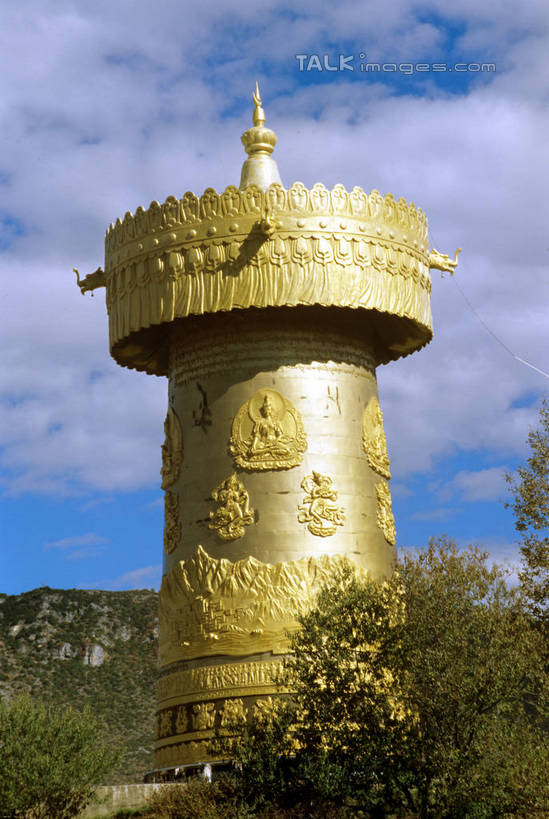 无人,竖图,室外,白天,正面,旅游,度假,名胜古迹,树林,植物,标志建筑,地标,建筑,雕塑,阴影,节日,遗迹,艺术,装饰,光线,雕刻,雕像,影子,云,云朵,云彩,古迹,文化,文物,娱乐,建设,古建筑,树,树木,蓝色,绿色,白云,蓝天,天空,阳光,自然,工艺品,天,祈祷,享受,休闲,健康,金色,旅游胜地,放松,许愿,宗教,佛教,信仰,生长,晴朗,成长,纪念,祈求,美术,主题,陈列,古文明,转经筒,转经轮,法轮,功能,美学,玛尼轮,释教,平安,晴空,彩图,经轮,玛尼解脱轮,祈祷轮,szzm1