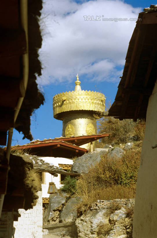 无人,竖图,室外,白天,仰视,旅游,度假,石头,名胜古迹,树林,植物,标志建筑,地标,建筑,雕塑,阴影,节日,遗迹,艺术,装饰,光线,雕刻,雕像,石子,影子,云,云朵,云彩,古迹,文化,文物,娱乐,建设,古建筑,树,树木,蓝色,绿色,白云,蓝天,天空,阳光,自然,工艺品,天,祈祷,享受,休闲,健康,金色,旅游胜地,放松,许愿,宗教,佛教,信仰,生长,晴朗,成长,纪念,祈求,美术,主题,陈列,古文明,转经筒,转经轮,法轮,功能,美学,玛尼轮,释教,平安,石块,岩石,晴空,彩图,低角度拍摄,经轮,玛尼解脱轮,祈祷轮,szzm1