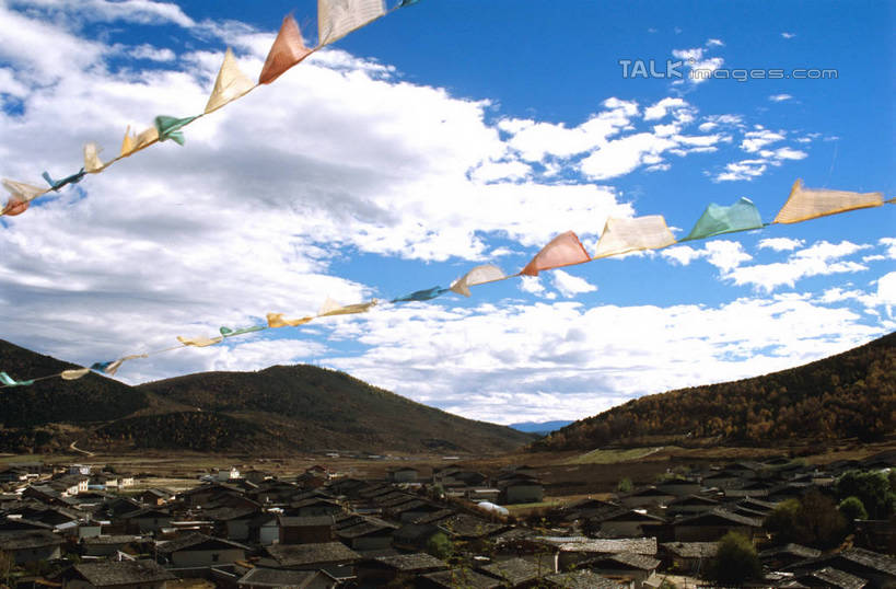 无人,横图,室外,白天,仰视,旅游,度假,草地,草坪,美景,山,山脉,植物,九寨沟,中国,亚洲,阴影,光线,影子,景观,山峰,云,云朵,山峦,云彩,娱乐,经幡,草,蓝色,绿色,白云,蓝天,天空,阳光,自然,群山,天,享受,休闲,景色,放松,四川省,晴朗,自然风光,东亚,四川,阿坝,风马旗,中华人民共和国,西南地区,阿坝藏族羌族自治州,阿坝州,川,九寨沟县,九寨沟风景名胜区,漳扎镇,晴空,彩图,低角度拍摄,九寨沟风景区,四川九寨沟风景名胜区,szzm1