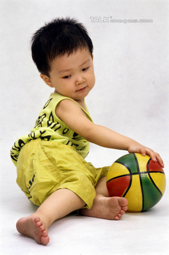 东方人,儿童,一个人,坐,竖图,室内,白天,正面,游戏,纯洁,玩具,亚洲,仅一个男性,仅一个人,灰色背景,服装,背心,玩,扭头,注视,黄种人,光脚,娱乐,小孩,衣服,观察,看,转头,仅一个小孩,休闲,赤脚,橡胶,可爱,童年,童趣,益智,搭,摄影,服饰,皮球,影棚,观看,活动,察看,衣着,穿着,搭着,发泄,关注,消遣,智力,童真,橡胶制品,烂漫,无邪,宣泄,衣饰,空心球,天真,男孩,男人,男性,亚洲人,孩子,玩耍,嬉戏,坐着,彩图,全身,影棚拍摄,拍摄,男生,szzm1