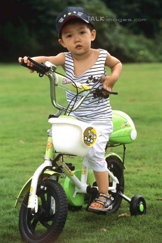 东方人,儿童,一个人,坐,竖图,室外,白天,正面,纯洁,草地,草坪,植物,自行车,帽子,亚洲,仅一个男性,仅一个人,握,服装,朦胧,模糊,背心,注视,黄种人,运动帽,车,脚踏车,草,树,树木,小孩,骑,衣服,绿色,自然,交通工具,观察,看,仅一个小孩,骑车,鸭舌帽,可爱,童年,童趣,握着,服饰,生长,成长,观看,察看,衣着,穿着,关注,载具,儿童车,童真,烂漫,无邪,衣饰,儿童自行车,天真,男孩,男人,男性,亚洲人,孩子,坐着,彩图,全身,男生,szzm1