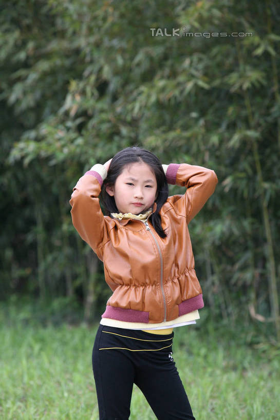 东方人,儿童,一个人,公园,站,举,竖图,室外,白天,正面,纯洁,草地,草坪,树林,植物,亚洲,仅一个女性,仅一个人,服装,棕色,休闲装,黄种人,草,树,树木,小孩,衣服,绿色,黑色,自然,托,站着,仅一个小孩,休闲,休闲服,可爱,童年,童趣,服饰,生长,成长,双手抱头,童真,烂漫,无邪,天真,女孩,女人,女性,亚洲人,孩子,长发,举起,举手,举着,向上举,向上伸,向上托,站立,半身,彩图,女生,tascy1