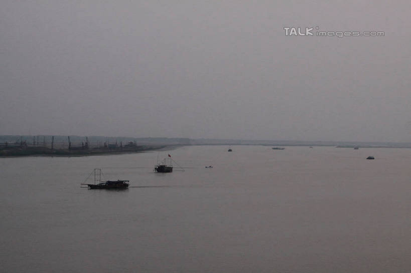 无人,横图,俯视,室外,白天,旅游,度假,河流,美景,山,山脉,水,船,河水,景观,山峰,水流,辽阔,木船,地面,山峦,两艘,娱乐,倒影,自然,交通工具,群山,驾驶,行驶,享受,休闲,广阔,景色,放松,一望无际,操纵,波光粼粼,控制,倒映,舟,自然风光,载具,延伸,操控,天地相交,把持,无边无际,一马平川,反照,彩图,高角度拍摄,tascy1