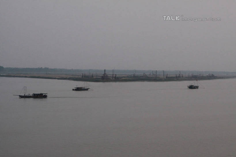 无人,横图,俯视,室外,白天,旅游,度假,河流,美景,山,山脉,水,船,河水,景观,山峰,水流,辽阔,木船,地面,山峦,娱乐,倒影,自然,交通工具,群山,驾驶,行驶,享受,休闲,广阔,景色,放松,一望无际,操纵,波光粼粼,控制,倒映,舟,自然风光,载具,延伸,三艘,操控,天地相交,把持,无边无际,一马平川,反照,彩图,高角度拍摄,tascy1