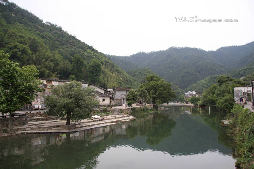 无人,家,横图,室外,白天,正面,旅游,度假,草地,草坪,河流,美景,山,山脉,树林,水,植物,一排,许多,整齐,房屋,屋子,河水,景观,山峰,水流,乡村,山峦,娱乐,楼房,民居,民宅,住宅,草,树,树木,排列,蓝色,绿色,倒影,蓝天,天空,自然,村庄,群山,天,享受,休闲,景色,放松,生长,晴朗,成长,村落,倒映,队列,自然风光,万里无云,反照,村子,晴空,晴空万里,彩图,房子,tascy1