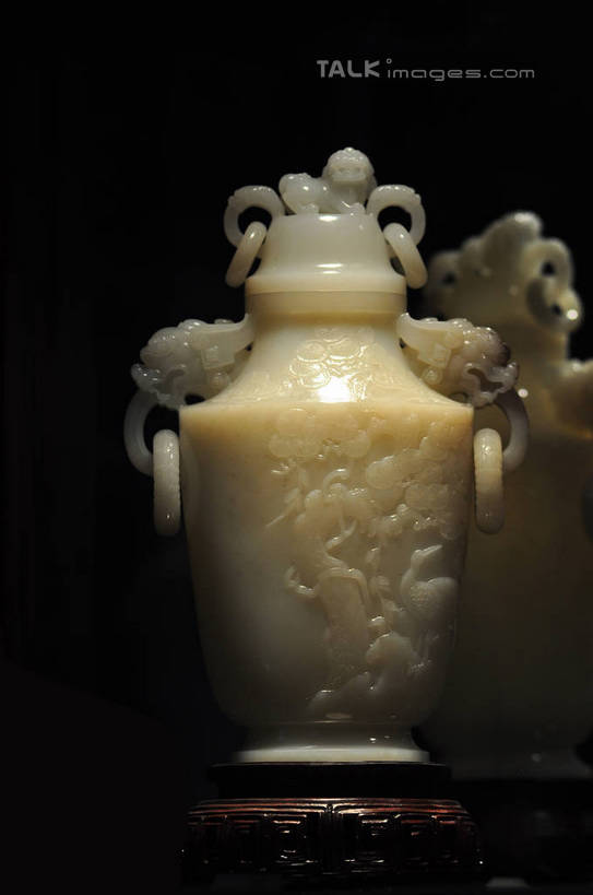 无人,竖图,室内,特写,白天,正面,植物,哺乳动物,野生动物,狮子,静物,玉,雕塑,阴影,花纹,对称,艺术,装饰,光线,木制,雕刻,雕像,壶,环,图案,影子,圆环,灯光,树,树木,一个,绿色,自然,动物,木制品,瓶子,工艺品,奢侈品,玉雕,生长,单个,成长,纪念,玉器,美术,贵重,珍贵,主题,凶猛,底座,陈列,玉石,功能,美学,宝贵,残暴,凶残,彩图,yzdzj1