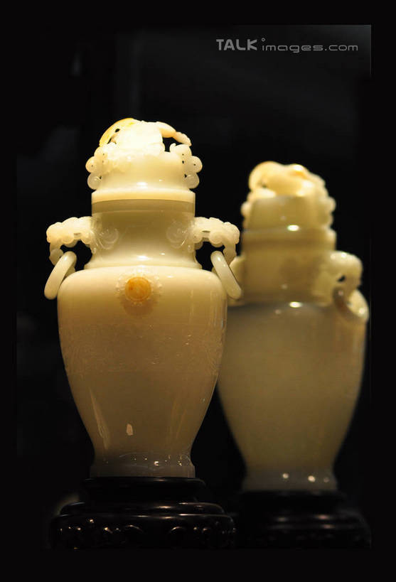 无人,竖图,室内,特写,白天,正面,静物,玉,雕塑,阴影,黑色背景,花纹,朦胧,模糊,艺术,装饰,光线,木制,雕刻,雕像,壶,环,图案,影子,灯光,两个,木制品,工艺品,奢侈品,玉雕,纪念,玉器,美术,贵重,珍贵,主题,底座,陈列,玉石,功能,美学,宝贵,彩图,yzdzj1