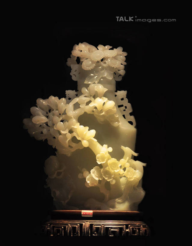 无人,竖图,室内,特写,白天,正面,爱情,幸福,太阳,向日葵,山茶花,玉兰花,静物,玉,雕塑,许多,阴影,黑色背景,花纹,艺术,装饰,盛开,光线,木制,标价,标签,标志,雕刻,雕像,数字,图案,文字,影子,字符,灯光,花蕾,标识,花,花瓣,花朵,鲜花,一个,红色,木制品,工艺品,花苞,花蕊,价格,菊花,奢侈品,阿拉伯数字,玉雕,单个,纪念,玉器,美术,吉祥,贵重,珍贵,象征,主题,底座,光辉,陈列,玉石,沉默,忠诚,辛夷,木笔,高洁,功能,美学,玉茗花,耐冬,长寿,勇敢,海石榴,木兰花,望春玉兰,怀恋,清净,真情,寿客,秋菊,投缘,爱慕,辛夷花,宝贵,四季平安,高傲,茶花,朝阳花,葵花,望日莲,向阳花,转日莲,玉兰,应春花,望春花,木兰,彩图,yzdzj1