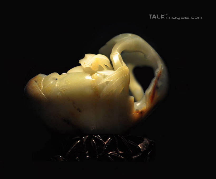 无人,横图,室内,特写,白天,正面,静物,叶子,玉,雕塑,阴影,黑色背景,花纹,朦胧,模糊,艺术,装饰,光线,木制,雕刻,雕像,壶,图案,影子,竹叶,灯光,竹笋,绿叶,笋,水壶,一个,把手,茶壶,木制品,工艺品,嫩叶,奢侈品,玉雕,单个,纪念,玉器,美术,贵重,珍贵,主题,底座,陈列,玉石,功能,美学,宝贵,叶,叶片,彩图,yzdzj1