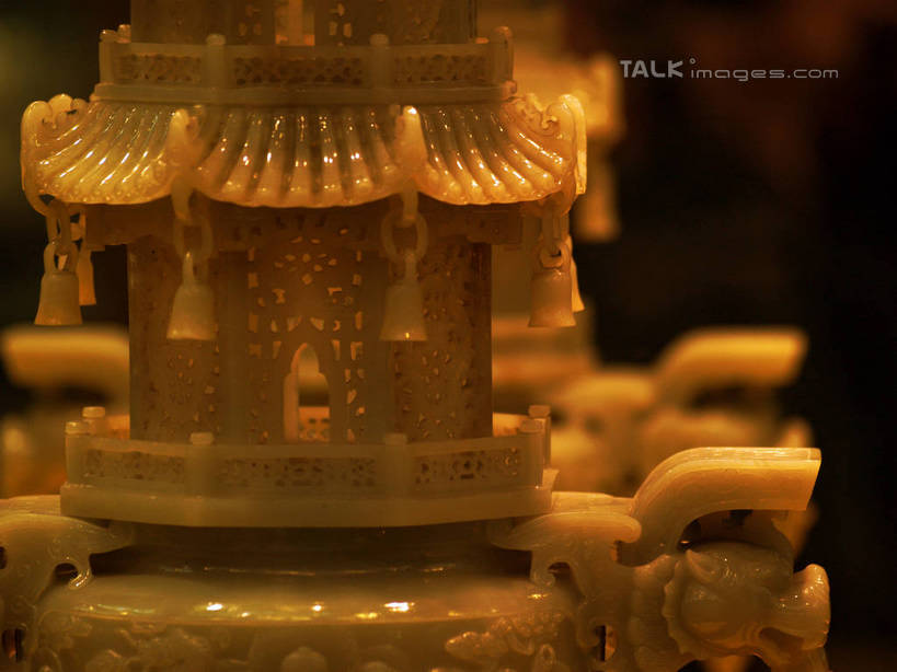 无人,栏杆,横图,室内,特写,白天,正面,静物,玉,雕塑,中国,亚洲,许多,吊挂,悬挂,阴影,花纹,朦胧,模糊,艺术,装饰,光线,雕刻,雕像,图案,瓦片,影子,亭子,屋檐,围栏,灯光,挂,江苏,护栏,檐,祈愿,工艺品,奢侈品,玉雕,纪念,祈求,玉器,美术,贵重,信号,珍贵,主题,报时,陈列,玉石,东亚,江苏省,扬州,中华人民共和国,华东地区,苏,功能,美学,召集,扬州市,宝贵,鸣钟,扬州玉雕,钟,彩图,yzdzj1