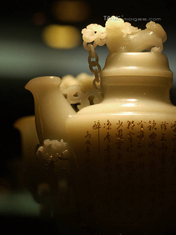 无人,竖图,室内,特写,白天,正面,静物,玉,雕塑,中国,亚洲,一排,许多,阴影,花纹,朦胧,模糊,艺术,整齐,装饰,光线,标志,雕刻,雕像,壶,图案,文字,影子,字符,灯光,标识,江苏,水壶,排列,茶壶,工艺品,汉字,奢侈品,玉雕,纪念,链条,玉器,美术,贵重,珍贵,队列,中文,主题,陈列,玉石,东亚,江苏省,扬州,中华人民共和国,华东地区,苏,功能,美学,国文,华文,扬州市,宝贵,扬州玉雕,彩图,yzdzj1