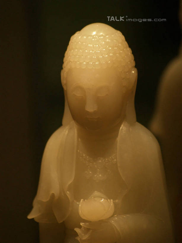 东方人,一个人,无人,站,闭眼,竖图,室内,特写,白天,正面,纯洁,莲花,静物,项链,玉,雕塑,中国,亚洲,仅一个年轻女性,仅一个女性,仅一个人,握,阴影,节日,朦胧,模糊,艺术,装饰,盛开,光线,雕刻,雕像,佛像,影子,灯光,拿,花蕾,拿着,黄种人,文化,江苏,装饰品,花,花瓣,花朵,鲜花,一朵,一个,饰品,首饰,工艺品,花苞,花蕊,祈祷,站着,健康,握着,许愿,宗教,奢侈品,玉雕,佛教,信仰,单个,纪念,祈求,玉器,美术,贵重,珍贵,富贵,神圣,主题,陈列,玉石,东亚,菩萨,纯净,江苏省,扬州,中华人民共和国,华东地区,苏,功能,美学,扬州市,六月花神,正直,释教,宝贵,扬州玉雕,平安,荷花,六月春,藕花,水芙蓉,年轻女性,女人,女性,亚洲人,闭眼睛,闭着眼,闭着眼睛,站立,半身,彩图,yzdzj1