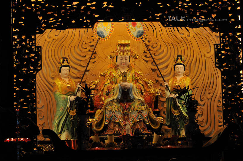 东方人,无人,三个人,站,坐,横图,室内,特写,白天,正面,民族服装,静物,叶子,椅子,雕塑,中国,亚洲,握,阴影,花纹,服装,艺术,装饰,光线,雕刻,雕像,塑像,图案,影子,竹叶,灯光,绿叶,古典,拿,拿着,黄种人,文化,传统,衣服,工艺品,站着,握着,服饰,纪念,古装,美术,主题,陈列,福建,东亚,福建省,中华人民共和国,华东地区,功能,美学,闽,韵味,宝座,妈祖,泥像,玉圭,年轻女性,女人,女性,亚洲人,叶,叶片,站立,坐着,彩图,全身,传统服装,民俗服,yzdzj1