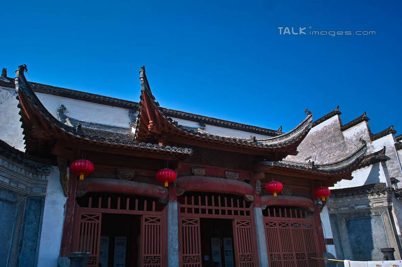 无人,家,横图,室外,白天,仰视,旅游,度假,黄山,名胜古迹,门,标志建筑,地标,建筑,照明,西递,中国,亚洲,吊挂,悬挂,阴影,遗迹,光线,灯笼,瓦片,影子,纸灯笼,房屋,墙,屋檐,屋子,建筑群,挂,古迹,文物,娱乐,建设,古建筑,楼房,檐,墙壁,墙面,住宅,红色,蓝色,蓝天,天空,阳光,灯具,门框,天,四个,享受,休闲,旅游胜地,放松,晴朗,照亮,照明设备,古文明,东亚,安徽,安徽省,黄山市,黟县,万里无云,中华人民共和国,华东地区,皖,西递村,晴空,晴空万里,彩图,低角度拍摄,房子,yzdzj1
