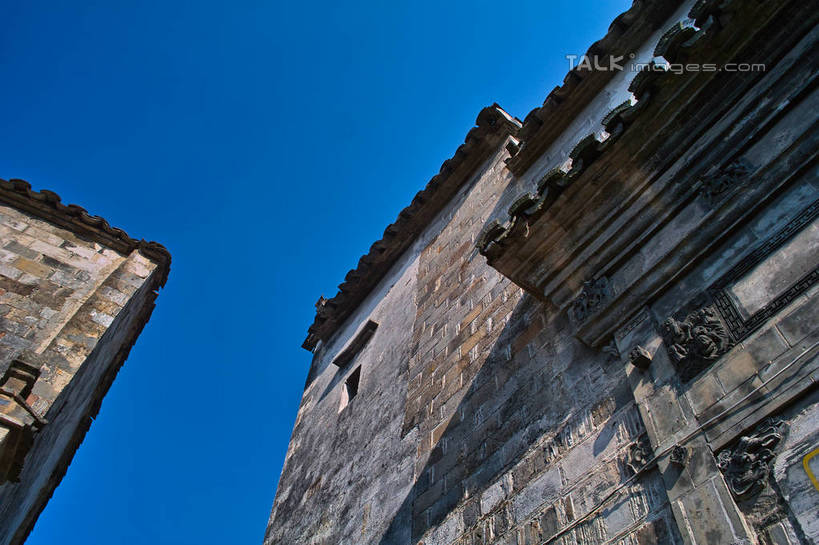 无人,家,横图,室外,白天,仰视,旅游,度假,黄山,名胜古迹,标志建筑,地标,建筑,雕塑,西递,中国,亚洲,阴影,遗迹,艺术,装饰,光线,雕刻,雕像,瓦片,影子,房屋,墙,屋檐,屋子,建筑群,古迹,文物,娱乐,建设,古建筑,楼房,檐,墙壁,墙面,住宅,蓝色,灰色,蓝天,天空,阳光,工艺品,天,享受,休闲,旅游胜地,放松,晴朗,纪念,美术,主题,陈列,古文明,东亚,安徽,安徽省,黄山市,黟县,万里无云,中华人民共和国,华东地区,功能,美学,皖,西递村,晴空,晴空万里,彩图,低角度拍摄,房子,yzdzj1