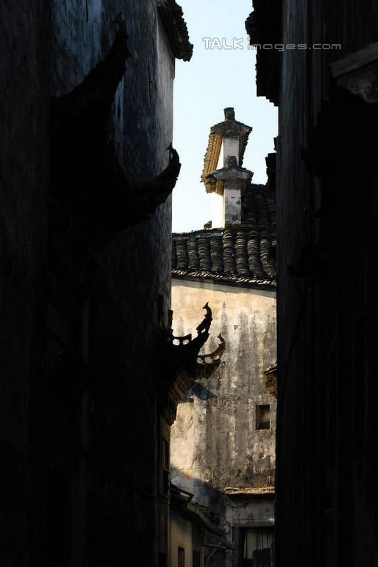 无人,家,竖图,室外,白天,仰视,旅游,度假,黄山,名胜古迹,标志建筑,地标,建筑,雕塑,西递,中国,亚洲,阴影,遗迹,艺术,装饰,光线,雕刻,雕像,瓦片,影子,房屋,墙,屋檐,屋子,建筑群,小路,古迹,文物,娱乐,建设,古建筑,楼房,檐,墙壁,墙面,住宅,巷子,蓝色,灰色,蓝天,天空,阳光,工艺品,天,享受,休闲,旅游胜地,放松,晴朗,纪念,美术,昏暗,主题,陈列,古文明,东亚,安徽,安徽省,黄山市,黟县,万里无云,中华人民共和国,华东地区,功能,美学,皖,灰暗,晦暗,西递村,晴空,晴空万里,彩图,低角度拍摄,房子,yzdzj1