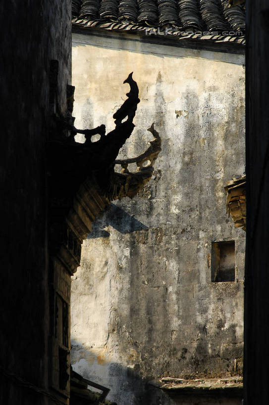 无人,家,竖图,室外,白天,仰视,旅游,度假,黄山,名胜古迹,标志建筑,地标,建筑,雕塑,西递,中国,亚洲,阴影,遗迹,艺术,装饰,光线,雕刻,雕像,瓦片,影子,房屋,墙,屋檐,屋子,建筑群,小路,古迹,文物,娱乐,建设,古建筑,楼房,檐,墙壁,墙面,住宅,巷子,蓝色,灰色,蓝天,天空,阳光,工艺品,天,享受,休闲,旅游胜地,放松,晴朗,纪念,美术,昏暗,主题,陈列,古文明,东亚,安徽,安徽省,黄山市,黟县,万里无云,中华人民共和国,华东地区,功能,美学,皖,灰暗,晦暗,西递村,晴空,晴空万里,彩图,低角度拍摄,房子,yzdzj1