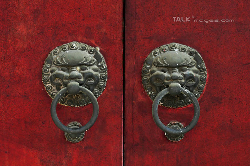 无人,寺庙,横图,室外,特写,白天,正面,旅游,度假,名胜古迹,秋季,门,标志建筑,地标,建筑,哺乳动物,野生动物,狮子,静物,雕塑,南京,中国,亚洲,阴影,节日,遗迹,艺术,装饰,光线,雕刻,雕像,影子,圆环,燃烧,古迹,文化,文物,娱乐,建设,古建筑,江苏,红色,阳光,动物,把手,门把手,香火,工艺品,门框,庙宇,祈祷,享受,休闲,健康,旅游胜地,放松,许愿,宗教,信仰,纪念,祈求,门把,美术,主题,凶猛,陈列,铜环,古文明,东亚,江苏省,南京市,中华人民共和国,华东地区,苏,省会,功能,美学,栖霞寺,栖霞山,残暴,平安,凶残,石头城,秋,秋天,拉手,彩图,庙,寺,yzdzj1