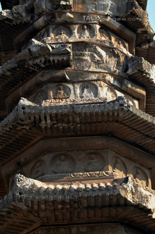 无人,寺庙,竖图,室外,白天,仰视,旅游,度假,名胜古迹,秋季,标志建筑,地标,建筑,雕塑,南京,中国,亚洲,阴影,节日,遗迹,艺术,装饰,光线,雕刻,雕像,佛像,瓦片,影子,屋檐,塔,燃烧,古迹,文化,文物,娱乐,建设,古建筑,江苏,檐,佛塔,阳光,香火,工艺品,庙宇,祈祷,享受,休闲,健康,旅游胜地,放松,许愿,宗教,信仰,纪念,祈求,美术,主题,陈列,古文明,东亚,江苏省,南京市,中华人民共和国,华东地区,苏,省会,功能,美学,栖霞寺,栖霞山,平安,石头城,秋,秋天,彩图,低角度拍摄,庙,寺,yzdzj1