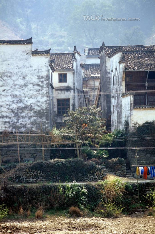 无人,家,竖图,室外,白天,仰视,旅游,度假,河流,美景,水,植物,中国,亚洲,许多,晾晒,阴影,光线,电线,电线杆,影子,房屋,屋子,河水,景观,水流,娱乐,江西,景德镇,婺源,民居,住宅,树,树木,衣服,绿色,阳光,自然,绳子,享受,休闲,景色,放松,水乡,生长,成长,绳索,自然风光,东亚,江西省,中华人民共和国,华东地区,赣,景德镇市,婺源县,彩图,低角度拍摄,房子,yzdzj1