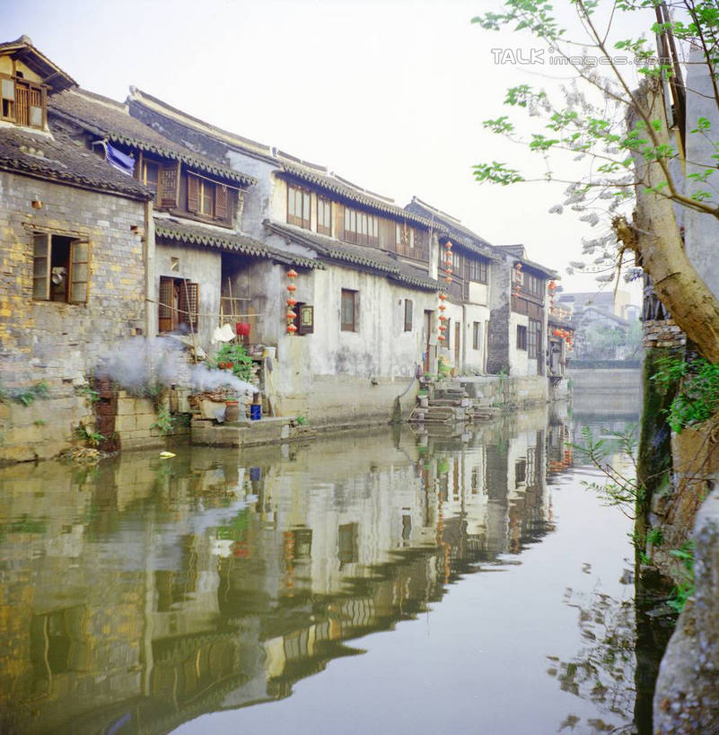 无人,家,竖图,室外,白天,正面,旅游,度假,河流,美景,水,植物,窗户,中国,亚洲,许多,阴影,光线,影子,房屋,墙,屋子,河水,景观,水流,娱乐,浙江,民居,墙壁,墙面,住宅,树,树木,浙江省,蓝色,绿色,倒影,蓝天,天空,阳光,自然,天,享受,休闲,烟,景色,放松,水乡,生长,成长,自然风光,东亚,西塘,中华人民共和国,华东地区,浙,嘉善,嘉善县,彩图,房子,yzdzj1