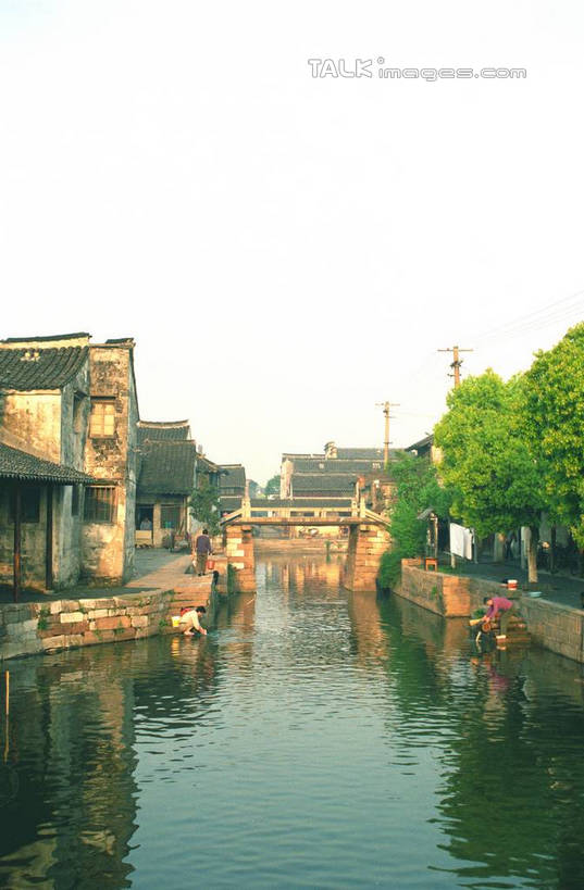 东方人,三个人,家,站,蹲,竖图,室外,白天,正面,旅游,度假,河流,美景,水,植物,中国,亚洲,许多,阴影,光线,影子,房屋,屋子,河水,景观,水流,黄种人,娱乐,浙江,洗衣,民居,住宅,树,树木,浙江省,洗衣服,蓝色,绿色,倒影,蓝天,天空,阳光,自然,天,站着,享受,休闲,景色,放松,水乡,生长,成长,自然风光,东亚,西塘,中华人民共和国,华东地区,浙,嘉善,嘉善县,男人,男性,女人,女性,中年男性,中年女性,亚洲人,蹲着,清洗,站立,彩图,全身,房子,yzdzj1