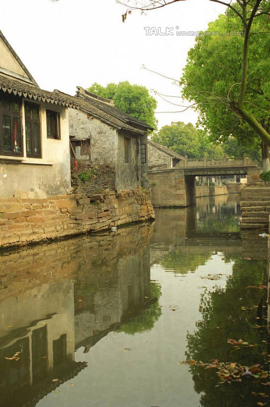 无人,家,竖图,室外,白天,正面,旅游,度假,河流,美景,水,植物,中国,亚洲,许多,阴影,光线,影子,房屋,屋子,河水,景观,水流,娱乐,江苏,苏州,民居,住宅,树,树木,古镇,蓝色,绿色,倒影,蓝天,天空,阳光,自然,天,享受,休闲,景色,放松,水乡,生长,成长,自然风光,东亚,江苏省,苏州市,中华人民共和国,华东地区,苏,甪直,甪直古镇,桥都,神州水乡第一镇,彩图,房子,yzdzj1