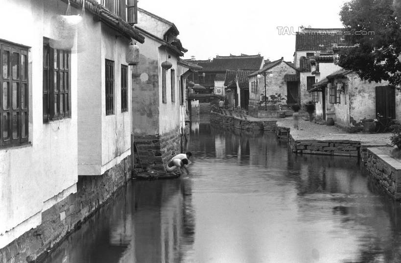 东方人,一个人,家,蹲,横图,黑白,室外,白天,侧面,旅游,度假,河流,美景,水,植物,周庄,中国,亚洲,仅一个女性,仅一个人,许多,阴影,光线,影子,房屋,屋子,河水,景观,水流,黄种人,娱乐,江苏,苏州,洗衣,民居,住宅,树,树木,洗衣服,蓝色,绿色,倒影,蓝天,天空,阳光,自然,天,仅一个中年女性,享受,休闲,景色,放松,水乡,生长,成长,自然风光,东亚,江苏省,苏州市,昆山,昆山市,中华人民共和国,华东地区,苏,中国第一水乡,女人,女性,中年女性,亚洲人,蹲着,清洗,全身,房子,yzdzj1