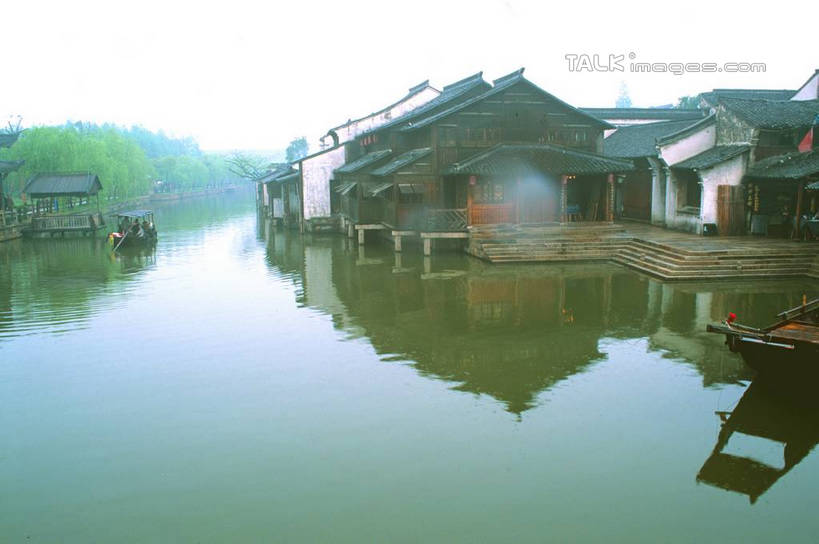 无人,家,横图,室外,白天,正面,旅游,度假,河流,美景,水,植物,船,中国,亚洲,许多,阴影,光线,影子,房屋,屋子,河水,景观,水流,木船,两艘,娱乐,浙江,民居,住宅,树,树木,浙江省,蓝色,绿色,倒影,蓝天,天空,阳光,自然,交通工具,天,行驶,享受,休闲,景色,放松,水乡,生长,成长,舟,自然风光,东亚,乌镇,中华人民共和国,华东地区,浙,嘉兴,嘉兴市,桐乡市,彩图,房子,yzdzj1