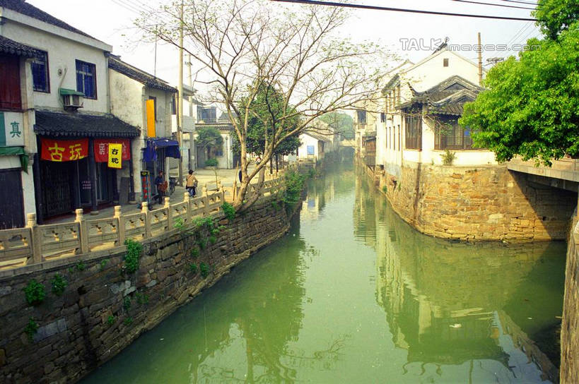 无人,家,横图,室外,白天,正面,旅游,度假,河流,美景,水,植物,中国,亚洲,许多,悬挂,阴影,光线,标志,灯笼,文字,影子,字符,房屋,屋子,河水,景观,水流,娱乐,标识,江苏,苏州,招牌,民居,住宅,树,树木,红色,蓝色,绿色,倒影,蓝天,天空,阳光,自然,天,享受,休闲,汉字,景色,放松,水乡,生长,成长,中文,自然风光,东亚,江苏省,苏州市,中华人民共和国,华东地区,苏,木渎,木渎古镇,木渎镇,彩图,房子,yzdzj1