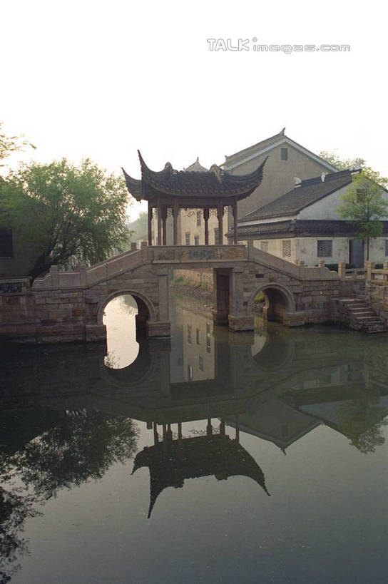 无人,家,竖图,室外,白天,正面,旅游,度假,河流,石头,美景,水,植物,中国,亚洲,许多,阴影,光线,石子,影子,房屋,亭子,屋子,河水,景观,水流,桥,娱乐,江苏,石桥,苏州,民居,拱桥,住宅,栈桥,树,树木,蓝色,绿色,倒影,蓝天,天空,阳光,自然,凉亭,天,享受,休闲,景色,放松,水乡,拱形,生长,成长,人行桥,石拱桥,自然风光,东亚,江苏省,苏州市,中华人民共和国,华东地区,苏,木渎,木渎古镇,木渎镇,石块,彩图,房子,yzdzj1