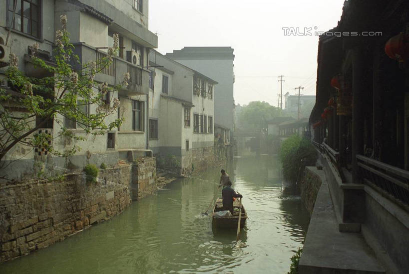 划船,东方人,一个人,家,站,横图,室外,白天,正面,旅游,度假,河流,美景,水,植物,船,中国,亚洲,仅一个男性,仅一个人,仅一个中年男性,一艘,许多,阴影,光线,船桨,影子,房屋,屋子,河水,景观,水流,木船,拿,拿着,黄种人,娱乐,江苏,苏州,民居,住宅,树,树木,蓝色,绿色,倒影,蓝天,天空,阳光,自然,交通工具,天,行驶,站着,享受,休闲,景色,放松,水乡,生长,成长,舟,自然风光,东亚,江苏省,苏州市,中华人民共和国,华东地区,苏,木渎,木渎古镇,木渎镇,男人,男性,中年男性,亚洲人,站立,彩图,全身,房子,yzdzj1