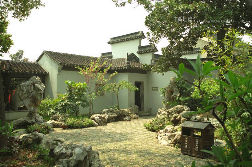 无人,家,横图,室外,白天,正面,旅游,度假,石头,美景,植物,门,中国,亚洲,许多,阴影,光线,石子,影子,房屋,屋子,景观,围墙,垃圾桶,地面,娱乐,江苏,苏州,民居,住宅,树,树木,蓝色,绿色,蓝天,天空,阳光,自然,门框,天,享受,休闲,假山,景色,放松,水乡,生长,成长,自然风光,东亚,江苏省,苏州市,中华人民共和国,华东地区,苏,木渎,木渎古镇,木渎镇,石块,彩图,房子,yzdzj1