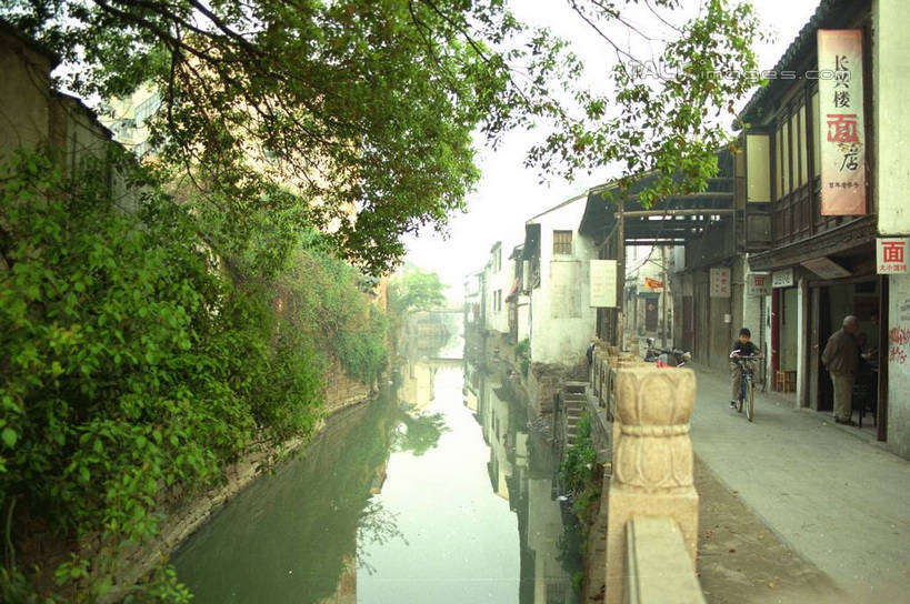 无人,家,栏杆,横图,室外,白天,正面,旅游,度假,河流,美景,水,植物,中国,亚洲,许多,阴影,光线,影子,房屋,屋子,河水,景观,水流,围栏,娱乐,江苏,苏州,护栏,民居,住宅,树,树木,蓝色,绿色,倒影,蓝天,天空,阳光,自然,天,享受,休闲,景色,放松,水乡,生长,成长,自然风光,东亚,江苏省,苏州市,中华人民共和国,华东地区,苏,木渎,木渎古镇,木渎镇,彩图,房子,yzdzj1