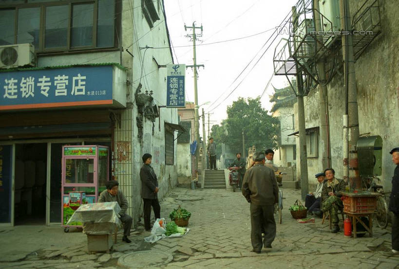 东方人,家,站,坐,走,横图,室外,白天,正面,旅游,度假,美景,植物,门,街道,中国,亚洲,许多,阴影,光线,标志,电线,电线杆,文字,影子,字符,房屋,屋子,景观,地面,许多人,黄种人,娱乐,标识,江苏,苏州,招牌,民居,住宅,树,树木,蓝色,绿色,蓝天,天空,阳光,自然,门框,天,站着,一群人,享受,休闲,汉字,景色,放松,水乡,生长,成长,中文,自然风光,东亚,江苏省,苏州市,中华人民共和国,华东地区,苏,木渎,木渎古镇,木渎镇,男人,男性,女人,女性,中年男性,中年女性,亚洲人,步行,散步,站立,走路,坐着,彩图,全身,房子,yzdzj1