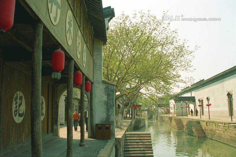 东方人,家,走,横图,室外,白天,正面,旅游,度假,河流,美景,水,植物,中国,亚洲,许多,悬挂,阴影,光线,标志,灯笼,文字,影子,字符,房屋,阶梯,屋子,河水,景观,水流,许多人,黄种人,娱乐,标识,浙江,招牌,民居,台阶,住宅,树,树木,浙江省,红色,蓝色,绿色,蓝天,天空,阳光,自然,天,一群人,享受,休闲,石阶,汉字,景色,放松,水乡,生长,成长,杭州,中文,自然风光,东亚,杭州市,中华人民共和国,华东地区,省会,浙,南浔,南浔古镇,男人,男性,女人,女性,中年男性,中年女性,亚洲人,步行,散步,走路,彩图,全身,房子,yzdzj1
